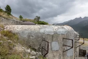 Ligne Maginot - SAINT OURS HAUT (SOH) - (Ouvrage d'artillerie) - Bloc 1
Noter la cloche LG et les supports d'antenne
