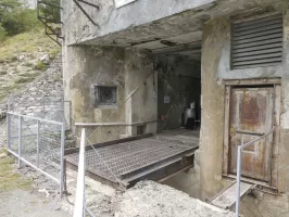 Ligne Maginot - SAINT OURS HAUT (SOH) - (Ouvrage d'artillerie) - Bloc 1
Les deux entrées et leurs passerelles abaissées au dessus du fossé diamant