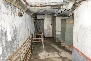 Ligne Maginot - SAINT OURS HAUT (SOH) - (Ouvrage d'artillerie) - Bloc 1
Etage inférieur. 
Au fond l'échelle menant à l'étage supérieur. A droite les portes des locaux de stockage des charges et fusées.