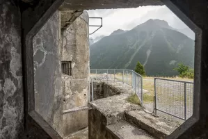 Ligne Maginot - SAINT OURS HAUT (SOH) - (Ouvrage d'artillerie) - Bloc 1
Le fossé diamant et l'entrée vue à travers le créneau FM de défense rapprochée