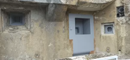 Ligne Maginot - SAINT OURS HAUT (SOH) - (Ouvrage d'artillerie) - Bloc 2
De gauche à droite : créneau jumelage avec trémie n°3, créneau de 75/31, créneau FM et évacuation des gaz (usine, latrines...)
Travaux de dérouillage et peinture sur parties métalliques