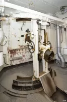 Ligne Maginot - SAINT OURS HAUT (SOH) - (Ouvrage d'artillerie) - Bloc 2
Mortier de 75mm modèle 31.
Noter la présence - rare - d'une lunette de tir direct, prêtée par l'armée à l'association.