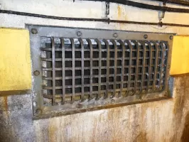 Ligne Maginot - SAINT OURS HAUT (SOH) - (Ouvrage d'artillerie) - Casernement
Grille de prise d'air du bloc 2 dans le couloir principal.