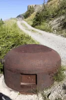 Ligne Maginot - SAINT OURS HAUT (SOH) - (Ouvrage d'artillerie) - Bloc 4.
La piste passe juste contre le bloc. En arrière, le bloc 2