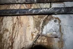 Ligne Maginot - SAINT OURS HAUT (SOH) - (Ouvrage d'artillerie) - Bloc 4
Gros plan d'une fissure avec un témoin au 31 mai