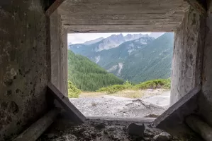 Ligne Maginot - SAINT OURS HAUT (SOH) - (Ouvrage d'artillerie) - Bloc 5
Etage supérieur
Vue à travers le créneau FM couvrant la chambre de tir des mortiers de 81