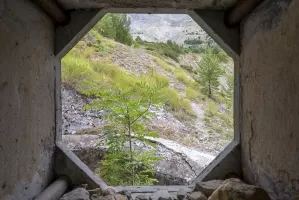 Ligne Maginot - SAINT OURS HAUT (SOH) - (Ouvrage d'artillerie) - Bloc 5
Etage supérieur
Vue à travers le créneau FM couvrant la chambre de tir JM simple