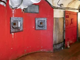 Ligne Maginot - SAINT OURS HAUT (SOH) - (Ouvrage d'artillerie) - Défense intérieure. Créneaux pour FM couvrant la galerie et le bas du plan incliné
Le peinturage en rouge a été fait pour le tournage du téléfilm
