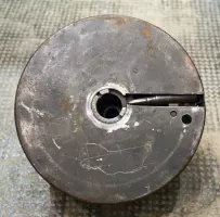 Ligne Maginot - Chargeur pour mitrailleuse Reibel MAC 31 - Vue arrière du chargeur de 149 cartouches de 7,5 pour mitrailleuse. 
Noter la présence de la cartouche factice indiquant le sens de chargement