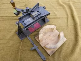 Ligne Maginot - Disposition de chargement MAC 31 - Le dispositif permettant le rechargement des chargeurs 'camembert' de la mitrailleuse Reibel MAC 31, avec l'outil de chargement et le support en bois destiné au maintien du chargeur lors de l'opération.