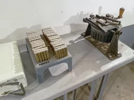 Ligne Maginot - Jumelage de mitrailleuse Reibel MAC 31 - Dispositif permettant d'approvisionner les chargeurs pour mitrailleuses Reibel MAC 31.
De D à D : Caisse de munitions, plateau support et dispositif de chargement