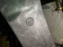 Ligne Maginot - Mitrailleuse  'Reibel' MAC 31 (MAC 31) - Mitrailleuse 'Reibel' MAC 31  
Marquage fabricant sur le carter de réception des douilles