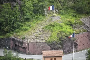 Ligne Maginot - FRESSINEA (FA) - (Ouvrage d'infanterie) - Le bloc 2 vu depuis le sentier d'Abeliera qui grimpe en rive droite de la Tinée