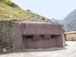Ligne Maginot - FRESSINEA (FA) - (Ouvrage d'infanterie) - Façade avant du bloc 3.
Au dessus, cloche GFM du bloc 2.