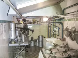 Ligne Maginot - FRESSINEA (FA) - (Ouvrage d'infanterie) - Créneau de défense de l’entrée dans la cuisine.
Au fond l'échelle d'accès au local radio.
