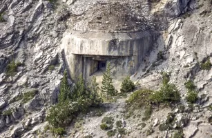 Ligne Maginot - LES AITTES - (Ouvrage d'infanterie) - Bloc 3 
Vu de l'autre côté du vallon. Noter les restes de peinture de camouflage.