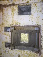 Ligne Maginot - LES AITTES - (Ouvrage d'infanterie) - Bloc 4
Créneau avec au dessus l'emplacement pour installer la poutre de l'arme mixte.