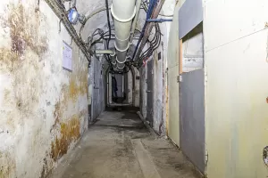 Ligne Maginot - LES AITTES - (Ouvrage d'infanterie) - Galerie principale.
La porte à gauche est la cuisine.