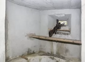 Ligne Maginot - LES AITTES INFéRIEUR 2 - (Blockhaus pour arme infanterie) - FM MAC 24/29 en place dans la pilule (sans bequille)
