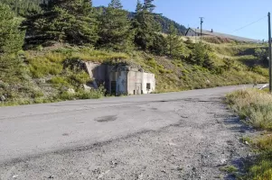 Ligne Maginot - MONTGENEVRE (BARRAGE RAPIDE) - (Blockhaus pour arme infanterie) - À l'arrière-plan les baraquements du Clot-Enjaime
