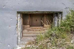 Ligne Maginot - MONTGENEVRE (BARRAGE RAPIDE) - (Blockhaus pour arme infanterie) - Trémie du créneau prenant la route en enfilade 