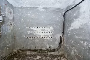 Ligne Maginot - PIED DU JANUS - (Chambre de coupure) - Entrée de câble coté plateau des Gondrans.
Câbles depuis Briançon via la chambre de coupure Gondran Camp , vers le Gondran A  et les lignes de campagne
L'usage de la  série d'orifices sur trois lignes est inexpliqué