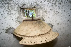 Ligne Maginot - RAVIN DE L'ENROUYE 2 - (Blockhaus pour arme infanterie) - Le support pour arme automatique avec son secteur percé permettant le positionnement de l'arme