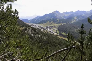 Ligne Maginot - ROCHER DE 10 HEURES 1 - (Observatoire d'artillerie) - La zone d'observation, le Col et passage de Montgenèvre. Il faut bien sûr s’imaginer beaucoup moins de constructions 'station', et pas de pistes de ski....