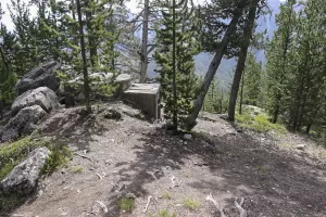 Ligne Maginot - ROCHER DE 10 HEURES 3 - (Blockhaus pour arme infanterie) - Au premier plan le blockhaus 3.
On distingue la toiture du 10 à l'arrière