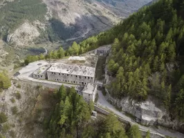 Ligne Maginot - ROCHE LA CROIX - ROC - (Ouvrage d'artillerie) - Vue d'ensemble 
Les trois bâtiments du 'casernement avancé' sont bien visibles: au premier plan l'infirmerie, derrière le bâtiment troupe et à gauche le pavillon des officiers.