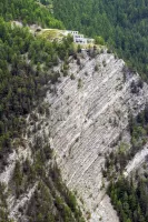 Ligne Maginot - ROCHE LA CROIX (RLC) - (Ouvrage d'artillerie) - L'ouvrage vu depuis Saint Ours Haut.
Il occupe une position vertigineuse au-dessus de la falaise qui domine l'Ubayette
