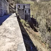 Ligne Maginot - ROCHE LA CROIX (RLC) - (Ouvrage d'artillerie) - Escarpe ouest partiellement déboisée par l'AVPVU dans le but de mettre mieux en valeur l'édicule Goux.