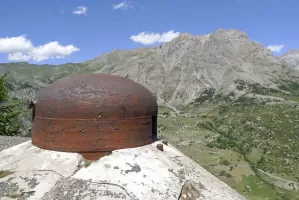 Ligne Maginot - ROCHE LA CROIX (RLC) - (Ouvrage d'artillerie) - Bloc 6
La cloche GFM  et un aperçu de la vue sur la vallée que couvrait l'observatoire