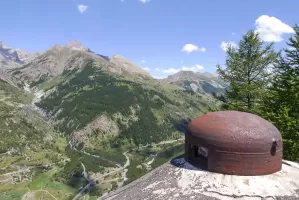 Ligne Maginot - ROCHE LA CROIX (RLC) - (Ouvrage d'artillerie) - Bloc 6
La cloche GFM  et un aperçu de la vue sur la vallée que couvrait l'observatoire