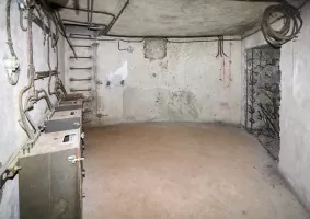 Ligne Maginot - ROCHE LA CROIX (RLC) - (Ouvrage d'artillerie) - Bloc 6
Salle du projecteur d'essai. Ouverture remurée à droite, armoires électriques à gauche, accès étage supérieur en face