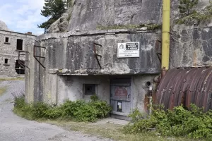 Ligne Maginot - ROCHE LA CROIX (RLC) - (Ouvrage d'artillerie) - L'entrée de l'ouvrage
Avec le débouché du chemin couvert (tôles) reliant la recette haute du téléphérique à l'ouvrage et permettant les déplacements à l'abri des intempéries et de la neige