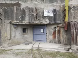 Ligne Maginot - ROCHE LA CROIX (RLC) - (Ouvrage d'artillerie) - L'entrée aujourd'hui (2020). Un important travail de restauration est fait sous l'égide de l'AVPVU pour réparer les dégâts du temps. Même la voie de 60 retrouve sa jeunesse.