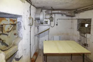 Ligne Maginot - ROCHE LA CROIX (RLC) - (Ouvrage d'artillerie) - Bloc 1
Intérieur de la caponnière de bloc. Créneau d'entrée à droite, créneau de flanquement vers la batterie à gauche