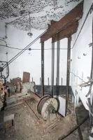 Ligne Maginot - Treuil Crozet-Fourneyron - Ouvrage de Molvange
Le treuil de manoeuvre auxiliaire du plan incliné de l'entrée munitions et la potence du contrepoids du treuil principal