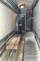 Ligne Maginot - Ouvrage de Saint-Roch - Monte-wagonnets équipant le plan incliné du bloc 4 de l'ouvrage
Les poulies de renvoi de la station haute et le contrepoids sur sa voie de roulement spécifique