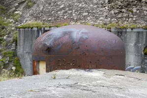 Ligne Maginot - ROCHE LA CROIX (RLC) - (Ouvrage d'artillerie) - Bloc 4
Cloche GFM avec le Bloc 2 à l'arrière-plan.
Noter le marquage 'C2-8'