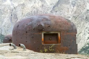 Ligne Maginot - ROCHE LA CROIX (RLC) - (Ouvrage d'artillerie) - Bloc 4
Cloche GFM avec de nombreuses traces d'impact.
Noter les évents pour l'évacuation des fumées résultant des tirs depuis le caisson à douille de la cloche 