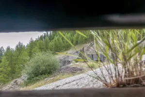 Ligne Maginot - ROCHE LA CROIX (RLC) - (Ouvrage d'artillerie) - Bloc 4
Blocs 2 et 3 vus à travers l'un des créneaux de la cloche VDP. On devine la cloche GFM tout à droite derrière les herbes.