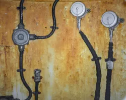 Ligne Maginot - ROCHE LA CROIX (RLC) - (Ouvrage d'artillerie) - Bloc 4
Intérieur de la cloche VDP, noter les deux prises téléphoniques et la prise basse tension pour l'alimentation du périscope