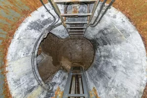 Ligne Maginot - ROCHE LA CROIX (RLC) - (Ouvrage d'artillerie) - Bloc 4
Puits de la cloche VDP vu depuis la plateforme.
