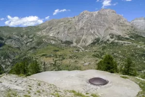 Ligne Maginot - ROCHE LA CROIX (RLC) - (Ouvrage d'artillerie) - Bloc 5
La tourelle de 75 et et la vallée en contrebas