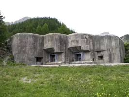 Ligne Maginot - ROCHE LA CROIX (RLC) - (Ouvrage d'artillerie) - Bloc 5
Les deux créneaux pour mortiers de 75 mm mle 31 couvrant le plateau de Mallemort.