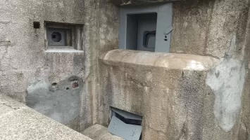 Ligne Maginot - ROCHE LA CROIX (RLC) - (Ouvrage d'artillerie) - Bloc 5
Vue de embrasure pour canon de 75 et mortier de 81, embrasure pour FM.
Façade avec reprises de maçonnerie