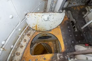Ligne Maginot - ROCHE LA CROIX (RLC) - (Ouvrage d'artillerie) - Bloc 5
Tourelle 75/33
Trappe d'accès vue depuis la chambre de tir