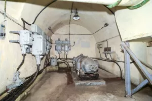 Ligne Maginot - ROCHE LA CROIX (RLC) - (Ouvrage d'artillerie) - Bloc 5
La sous station du bloc avec le convertisseur 220V alternatif - 110 V continus pour la tourelle
À droite, un réchaud pour la régénération des cartouches et sachets de Silicagel